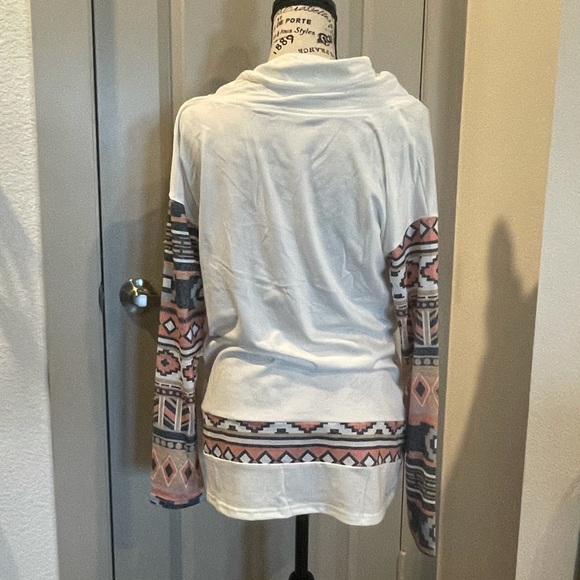 SOLD⭐️Asymmetric Buttoned Neckline Top - Picture 3 of 7